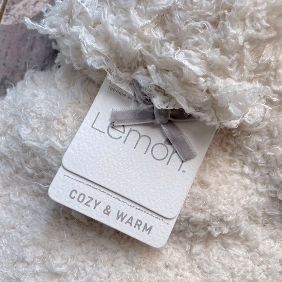 Lemon ❄️ Snow Drift Pom Hat - Picture 5 of 11